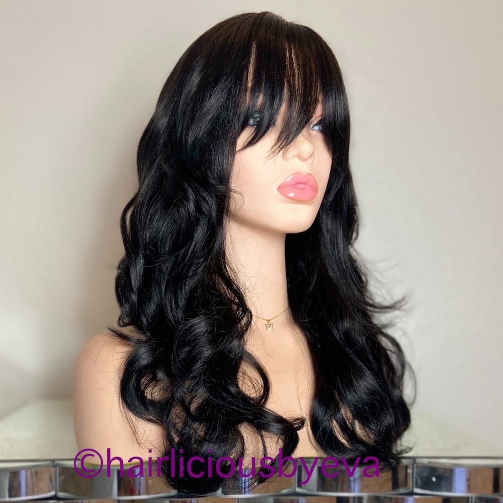 Black wig wavy layered with bang 20 inch long - Picture 1 of 7